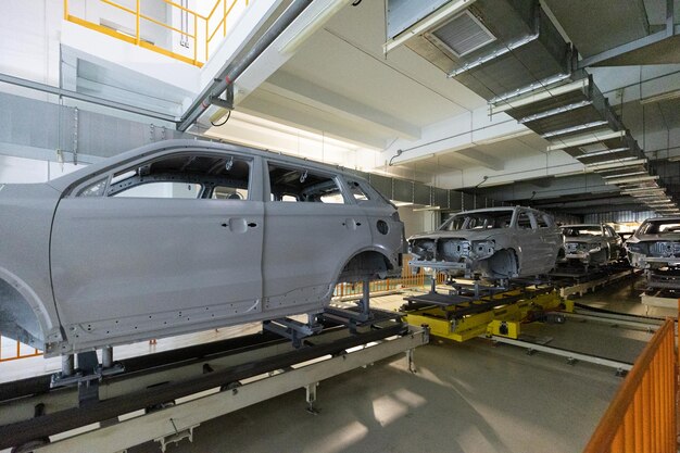 Las carrocerías de los automóviles están en la línea de montaje del transportador de automóviles de la industria automotriz moderna