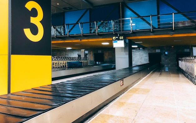 Foto gratuita carrusel de equipaje en una terminal del aeropuerto