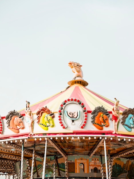 Carrusel en el parque de atracciones contra el cielo