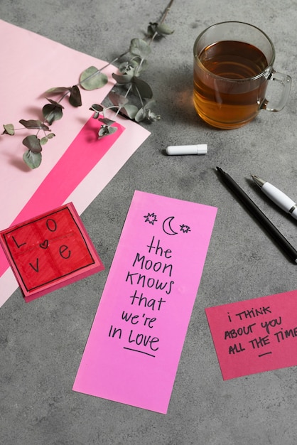 Foto gratuita carta de amor con una colección de papelería romántica