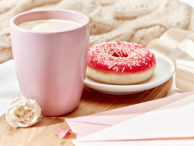 Foto gratuita carta de amor en la mesa con desayuno