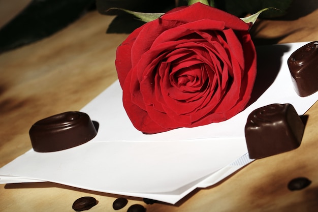 Carta de amor y rosa roja