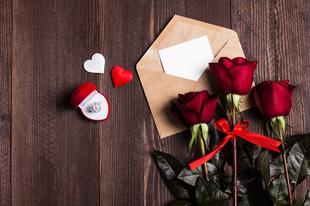 Carta de amor del sobre del día de San Valentín con el anillo de compromiso de tarjeta de felicitación