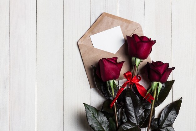 Carta de amor del sobre del día de San Valentín con rosa roja del día de madres de la tarjeta de felicitación