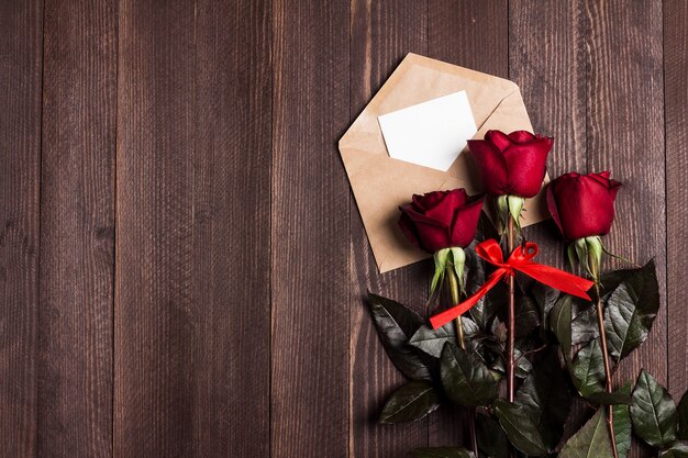 Carta de amor del sobre del día de San Valentín con rosa roja del día de madres de la tarjeta de felicitación