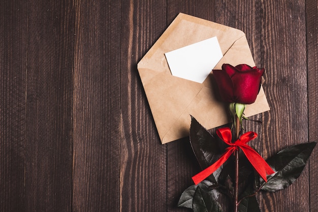 Carta de amor del sobre del día de San Valentín con rosa roja del día de madres de la tarjeta de felicitación