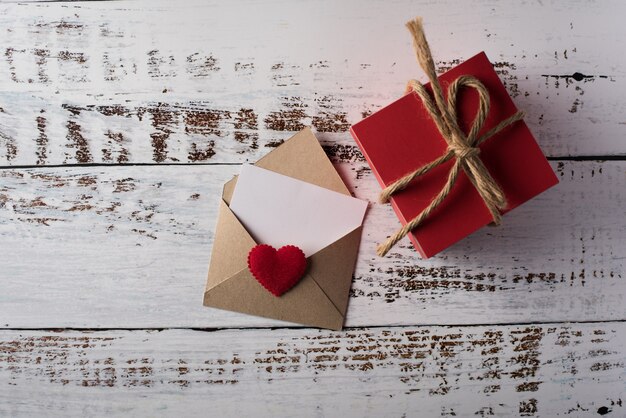Carta en blanco sobre fondo de madera, concepto de día de San Valentín