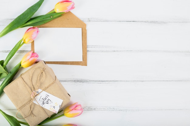 Foto gratuita carta con la caja de regalo del día de la madre y flores