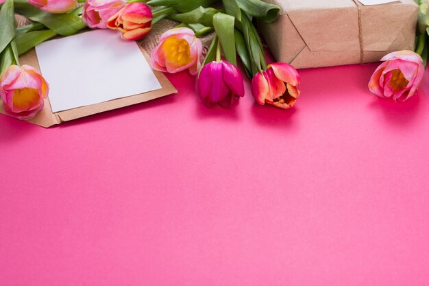 Carta y caja de regalo con tulipanes.