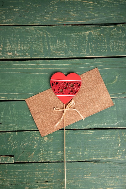 Foto gratuita carta de corazón en mesa de madera