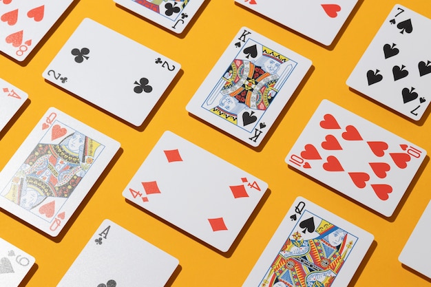 Cartas de casino sobre fondo amarillo