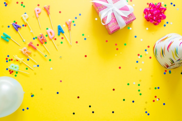 Cartas de feliz cumpleaños y artículos de fiesta