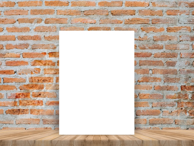 Cartel blanco en blanco apoyado en la mesa de madera tropical con pared de ladrillo