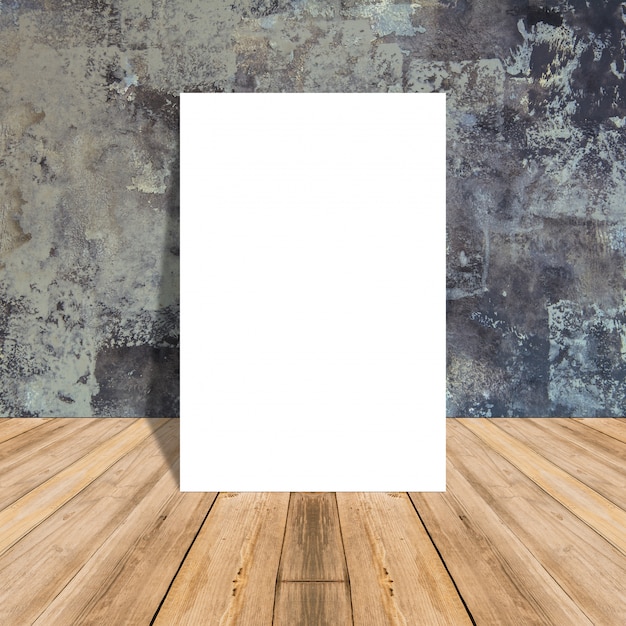 Cartel en blanco blanco en pared de concreto y sala de piso de madera tropical, maqueta de plantilla para su contenido.