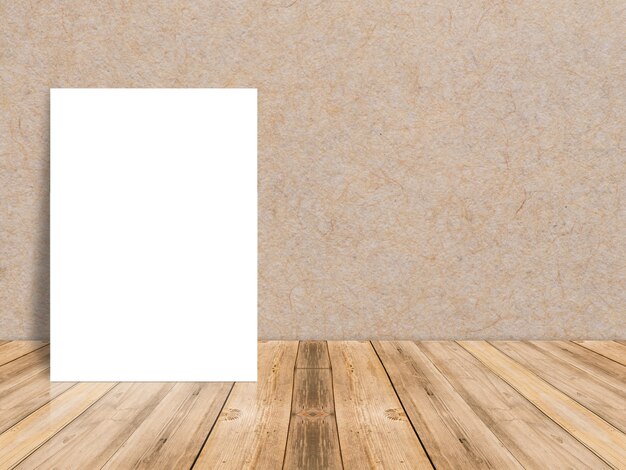 El cartel en blanco del Libro Blanco en el piso de madera del tablón tropical y la pared de papel, maqueta de la plantilla para arriba para agregar su contenido, deja el espacio lateral para la exhibición del producto