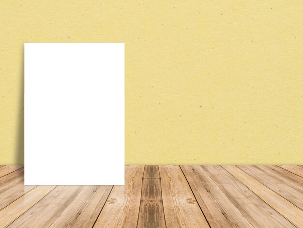 El cartel en blanco del Libro Blanco en el piso de madera del tablón tropical y la pared de papel, maqueta de la plantilla para arriba para agregar su contenido, deja el espacio lateral para la exhibición del producto