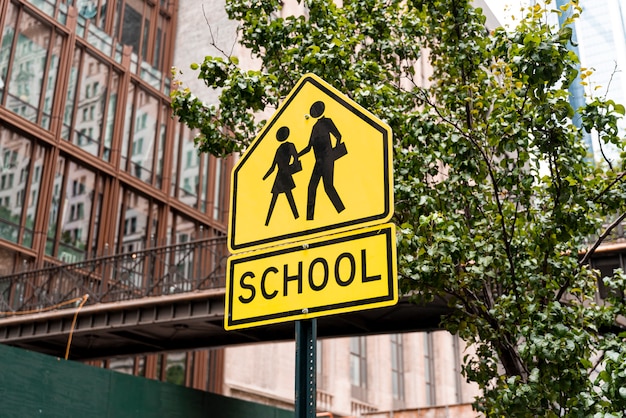 Foto gratuita cartel de la calle de la escuela en la ciudad