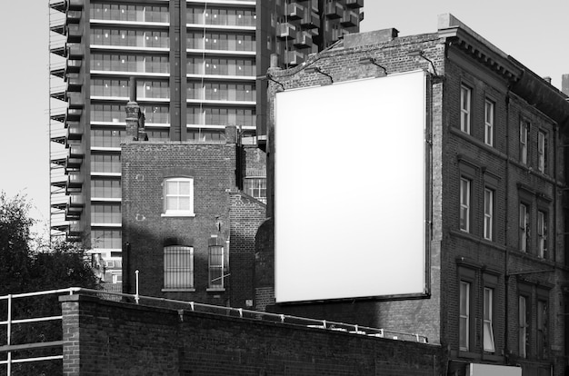 Foto gratuita cartel largo sobre edificio de ladrillo blanco y negro