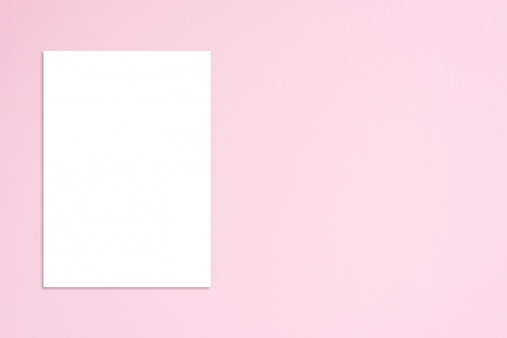 Foto gratuito cartel de papel blanco colgado en el muro de hormigón rosa