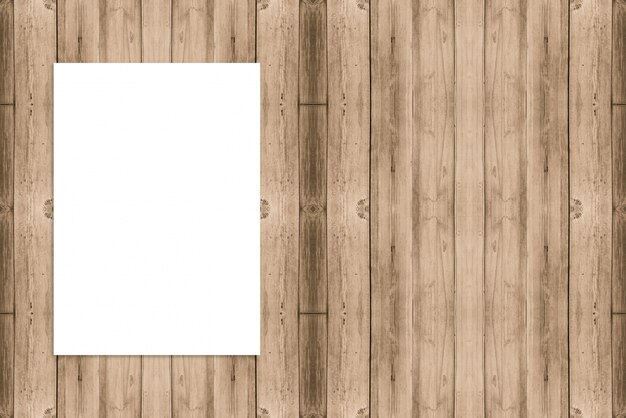 El cartel de papel doblado en blanco que cuelga en la pared de madera, maqueta de la plantilla para agregar su diseño.