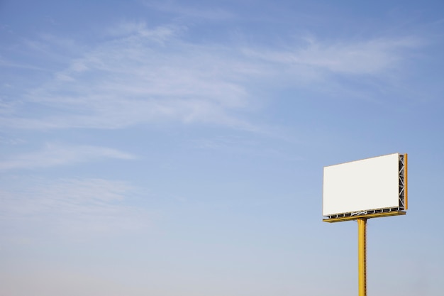 Un cartel publicitario vacío al aire libre contra el cielo azul