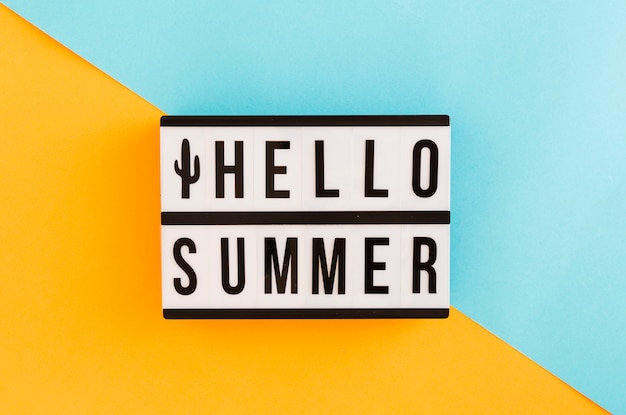 Cartel con texto de verano en colores de fondo