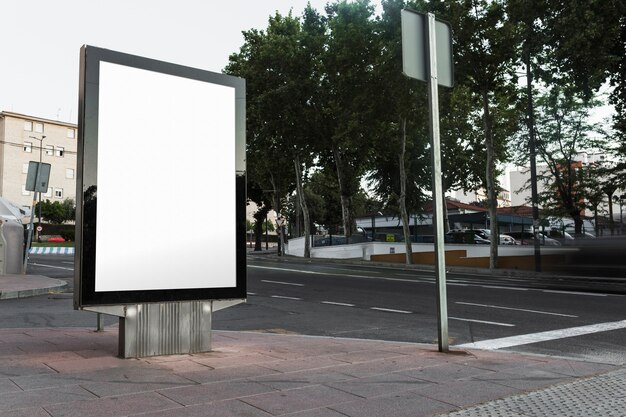 Cartelera en blanco en la acera de la ciudad