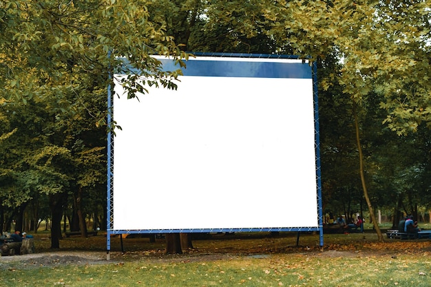 Cartelera en blanco blanco para publicidad en un parque