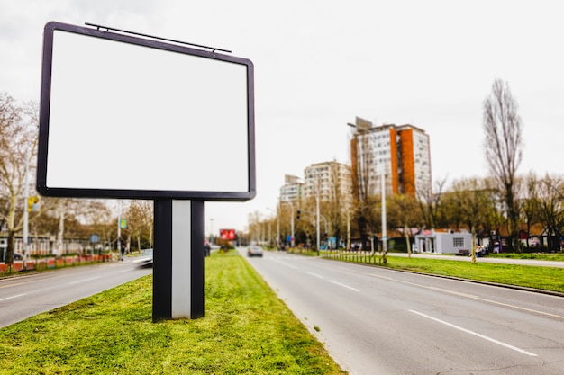 Foto gratuita cartelera en blanco en carretera en ciudad útil para publicidad