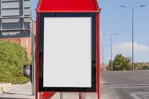 Foto gratuita cartelera en blanco cerca de la carretera