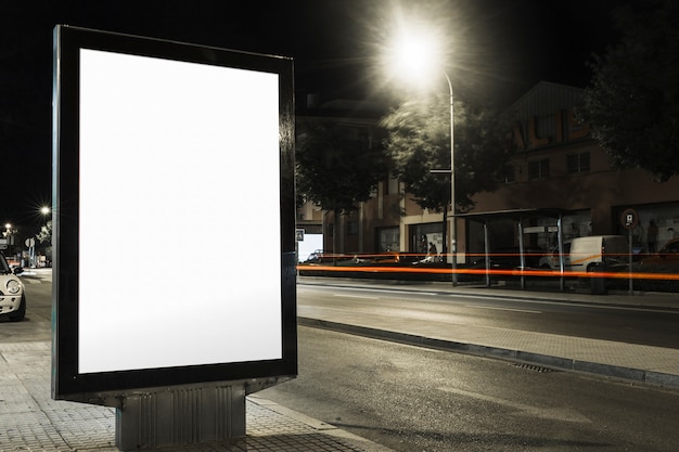 Cartelera en blanco en la noche para publicidad