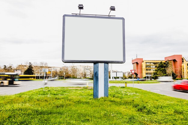 Cartelera cuadrada en blanco en la calle de la ciudad