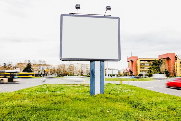 Cartelera cuadrada en blanco en la calle de la ciudad