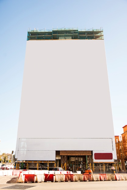 Foto gratuita cartelera en edificio alto