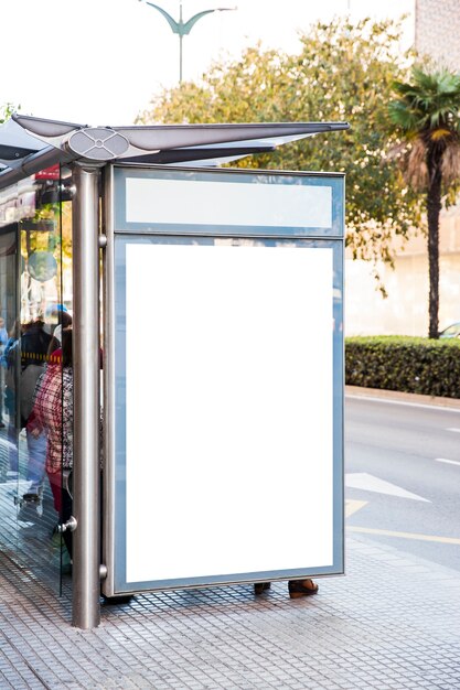 Cartelera en parada de autobús en ciudad