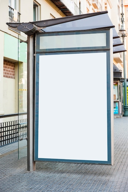 Cartelera en parada de autobús