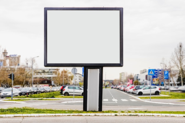 Foto gratuita una cartelera de publicidad exterior frente al estacionamiento.