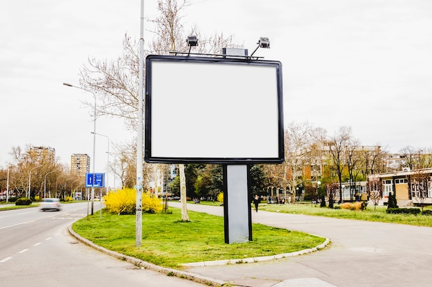 Foto gratuita cartelera publicitaria en blanco en el centro de la carretera.