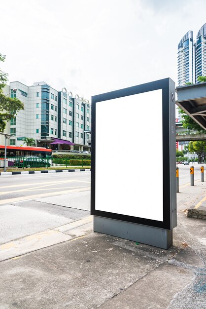 Cartelera publicitaria en blanco