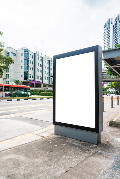 Cartelera publicitaria en blanco