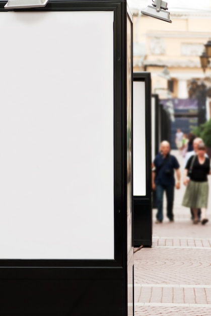 Foto gratuita carteles en blanco en la calle peatonal