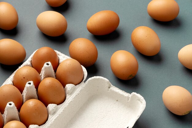 Cartón de huevos de ángulo alto con huevos