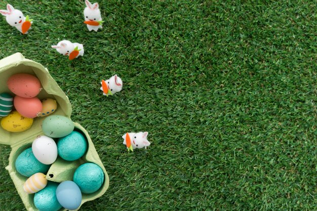 Cartón de huevos decorativo con conejos para el día de pascua