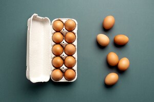 Foto gratuita cartón de huevos de vista superior con huevos