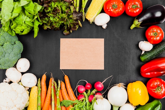 Foto gratuita cartón con verduras a los lados