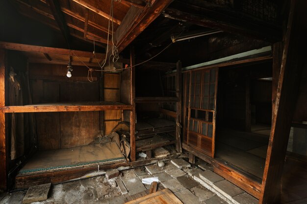 Casa abandonada interior desordenada