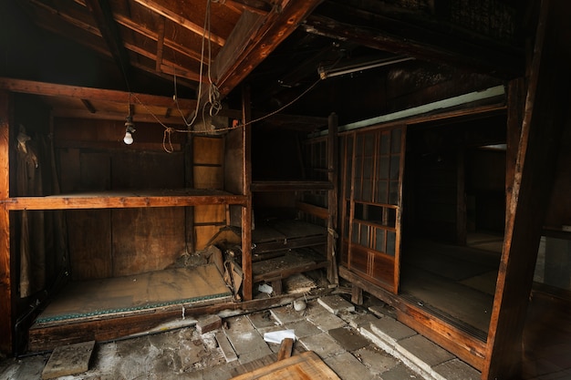 Casa abandonada interior desordenada