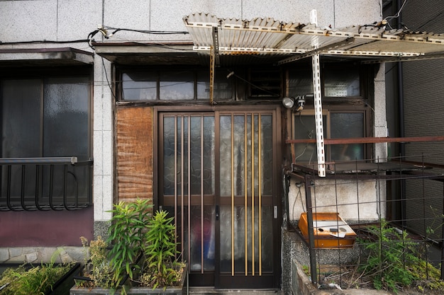 Casa abandonada con puerta vieja