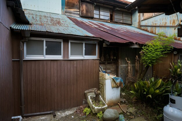 Casa abandonada con techo oxidado