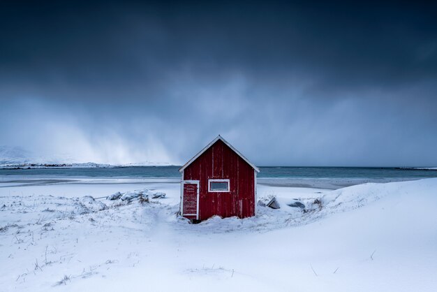 Casa aislada en un viñedo nevado